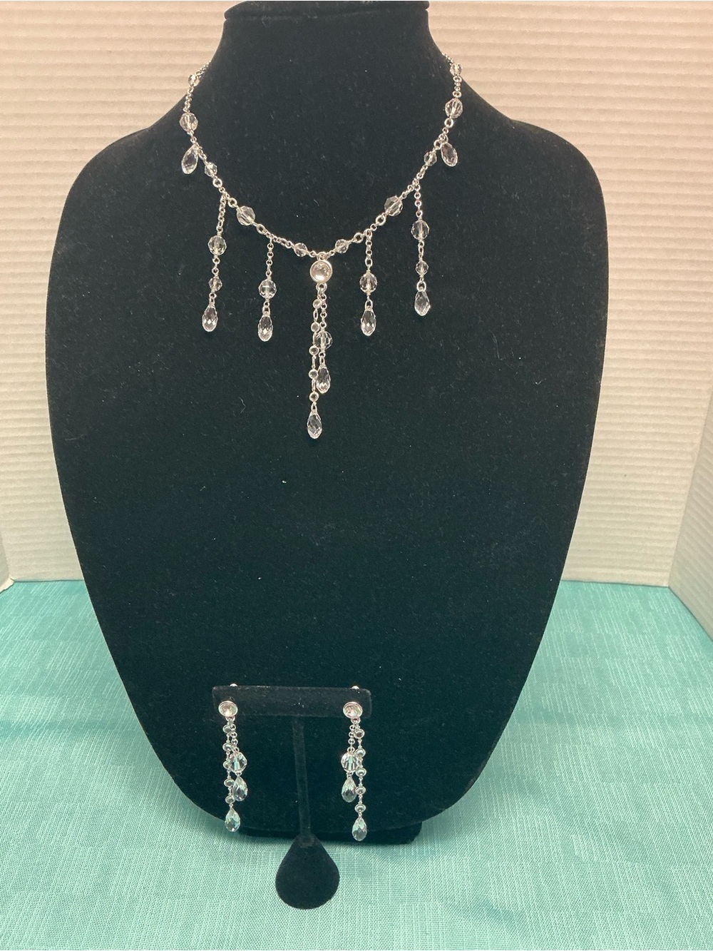 NWOT Stunning multiple crystal adjustable necklace & matching drop earrings